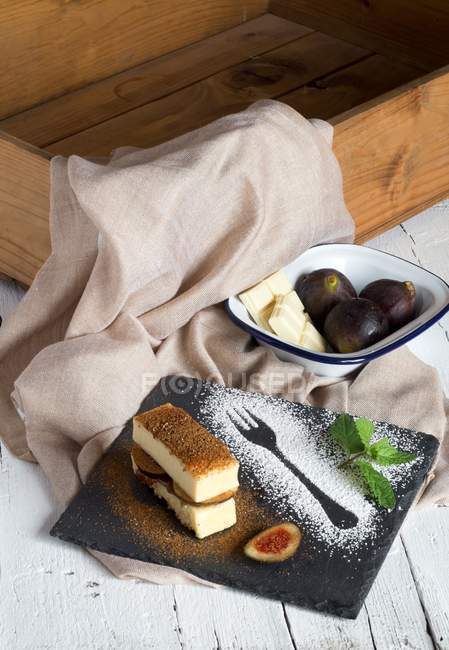 Tarta de queso con higos y chocolate blanco - foto de stock