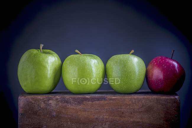 Pommes sur bureau en bois — Photo de stock