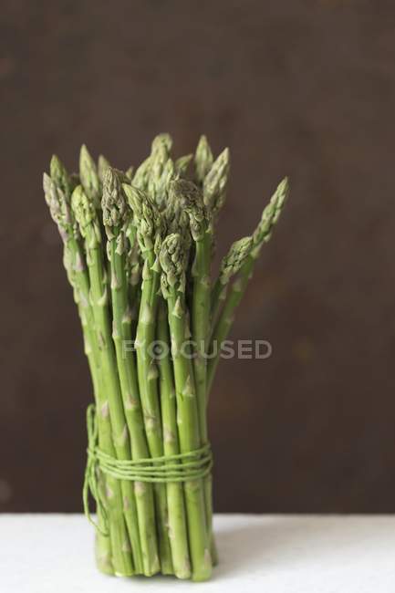 Manojo de espárragos verdes - foto de stock