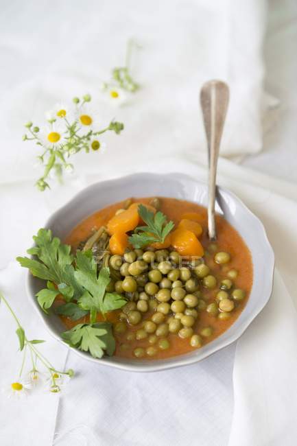 Erbsen- und Karottensuppe mit frischer Petersilie — Stockfoto