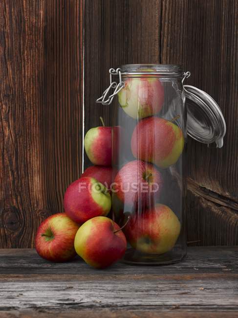 Manzanas frescas en frasco - foto de stock