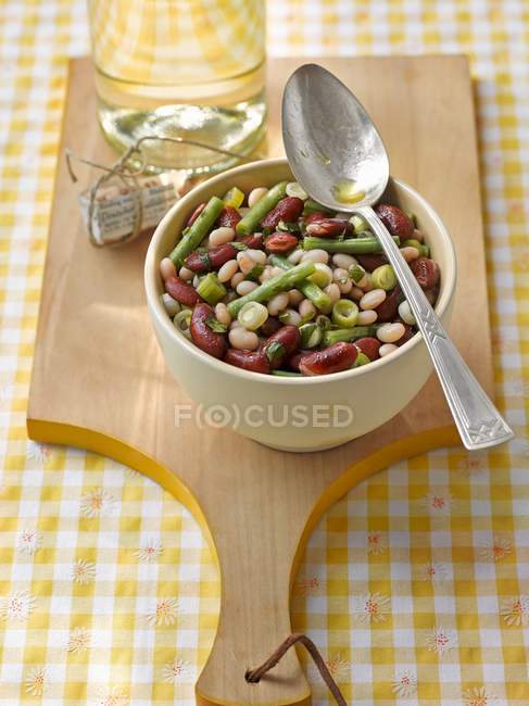 Salada de feijão em tigela — Fotografia de Stock