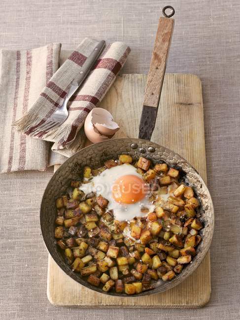 Fried potatoes with egg — Stock Photo