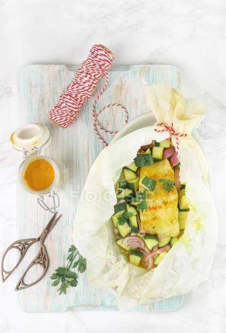 Baked cod with turmeric and courgette — Stock Photo