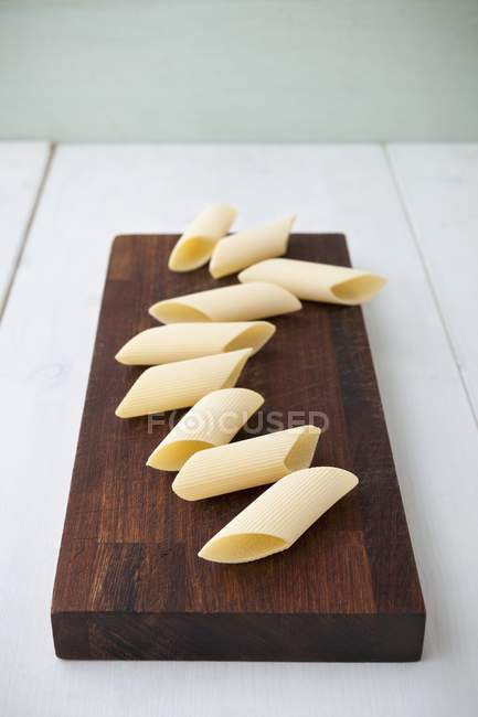 Неприготовленная макаронная паста — стоковое фото