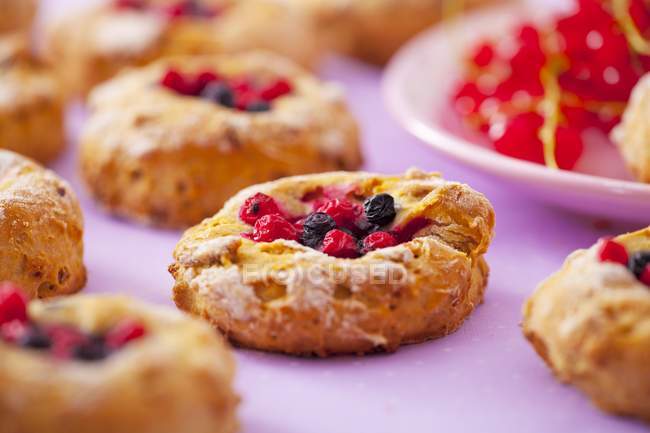 Biscuits with fresh berries — Stock Photo