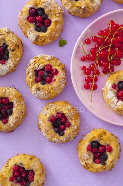 Печиво зі свіжими ягодами — стокове фото