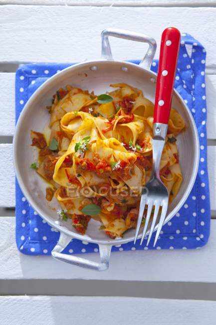 Папардельська паста з томатним і тунцем — стокове фото