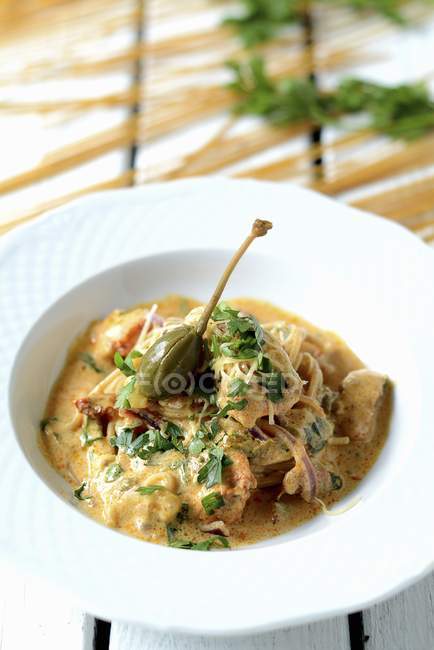 Pollo al curry con fideos - foto de stock