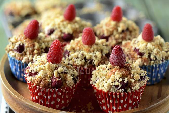 Raspberry muffins with crumble topping — Stock Photo