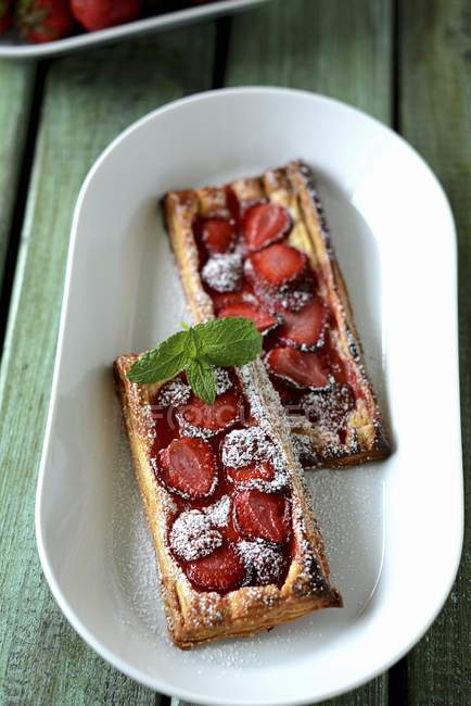 Tranches pâtissières feuilletées aux fraises — Photo de stock