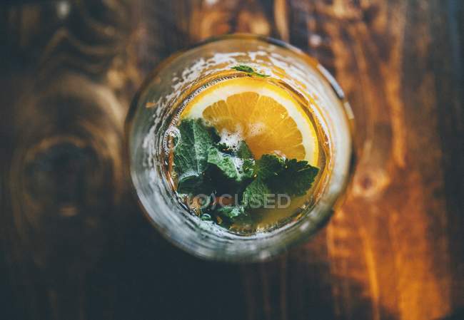 Cocktail garniert mit Orange — Stockfoto