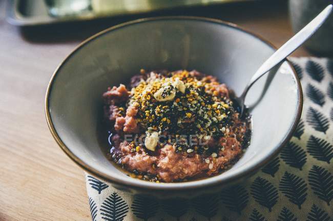 Strawberry oats with cashew nuts and honey — Stock Photo