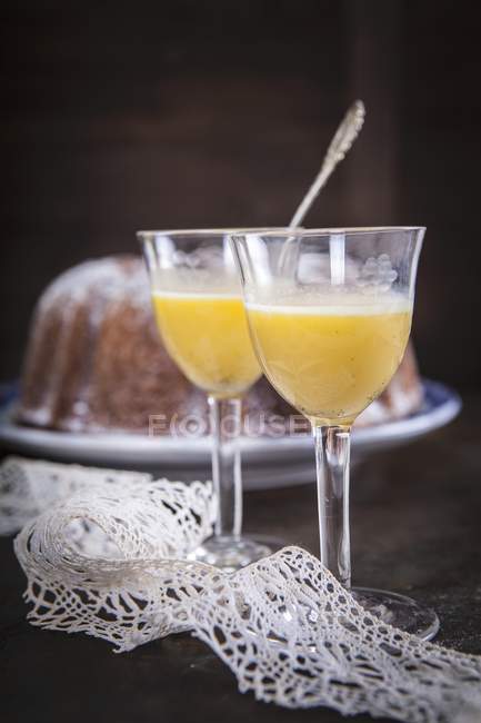 Pastel de ponche de huevo y dos vasos de ponche de huevo - foto de stock