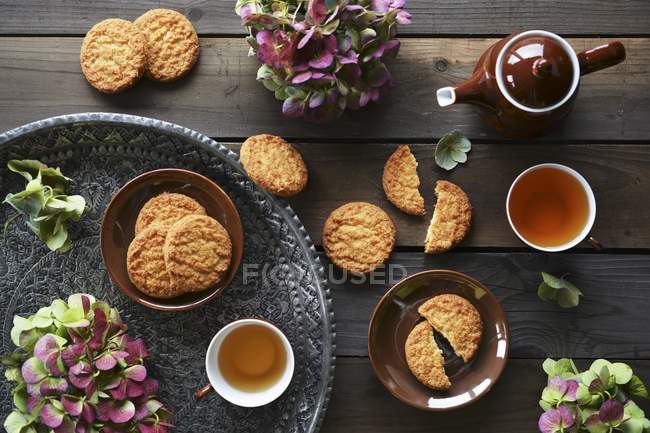 Kokosgebäck und Tee — Stockfoto