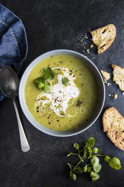 Bowl of pea and watercress soup — Stock Photo