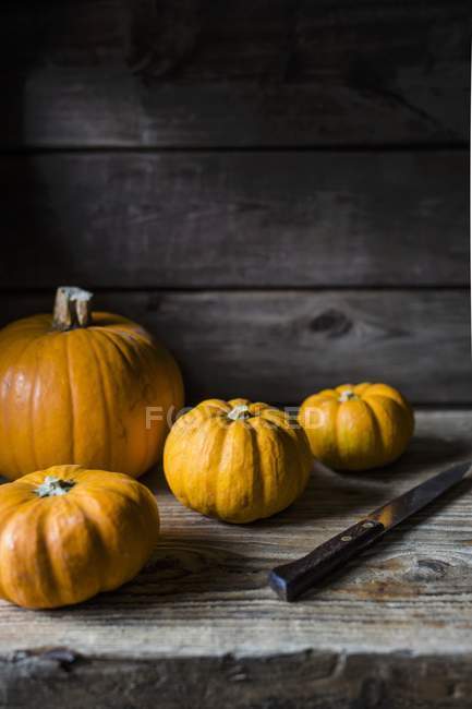 Pumpkins on wooden desk — Stock Photo