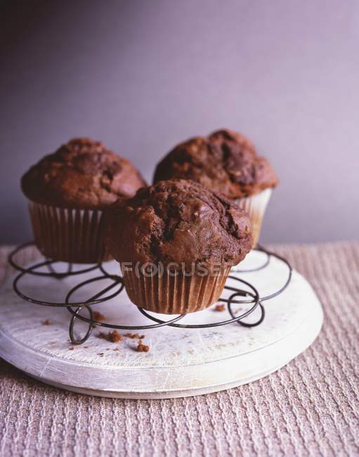 Muffin al cioccolato sul vassoio di raffreddamento — Foto stock