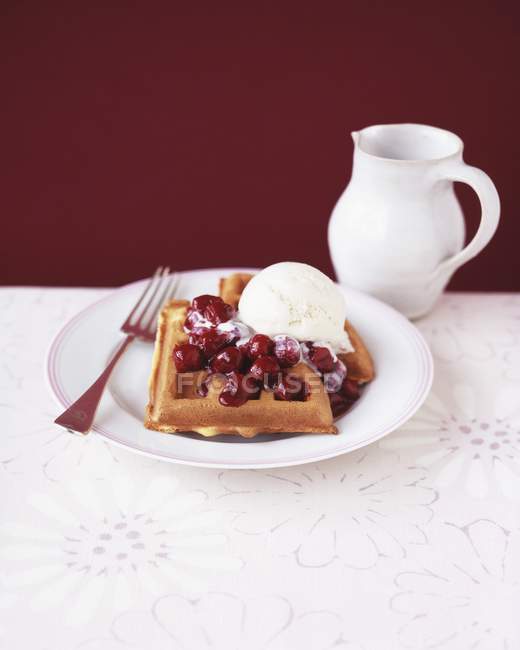 Glace vanille sur assiette — Photo de stock