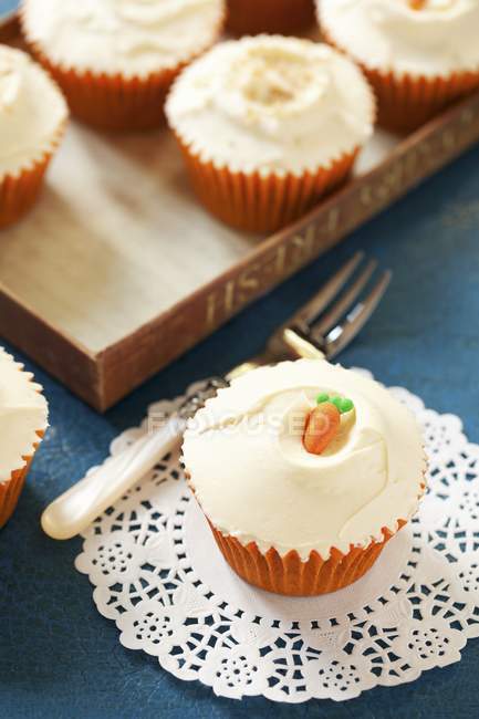 Torta di carote Cupcake sul tagliere — Foto stock