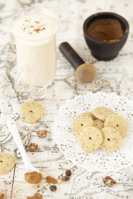 Nahaufnahme von Chai Gewürz Shortbread und Chai Tea Latte — Stockfoto
