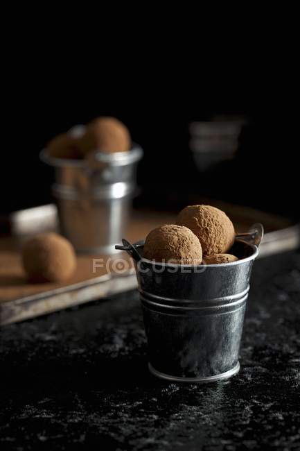 Шоколадные трюфели в металлической банке — стоковое фото
