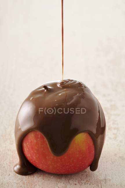 Überzug Apfel mit geschmolzener Schokolade — Stockfoto