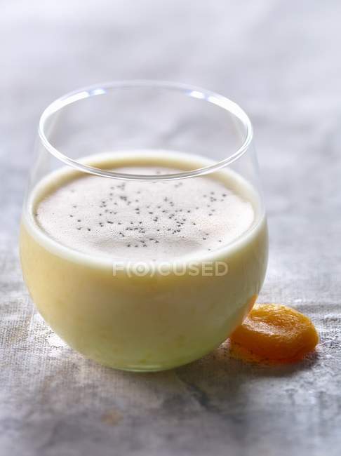 Вівсяне молоко з абрикосами — стокове фото