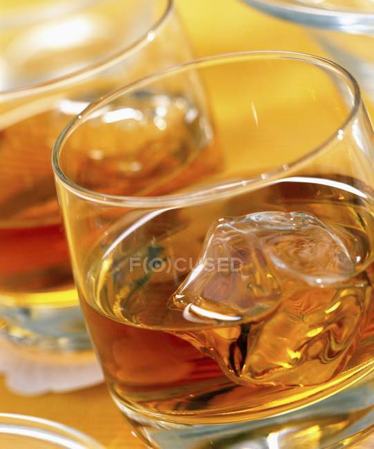 Copa de whisky con cubitos de hielo - foto de stock