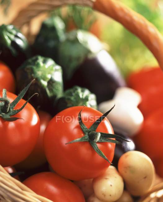 Корзина свежих овощей на размытом фоне — стоковое фото