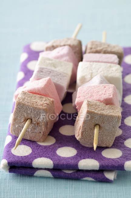 Marshmallow brochettes on sticks — Stock Photo