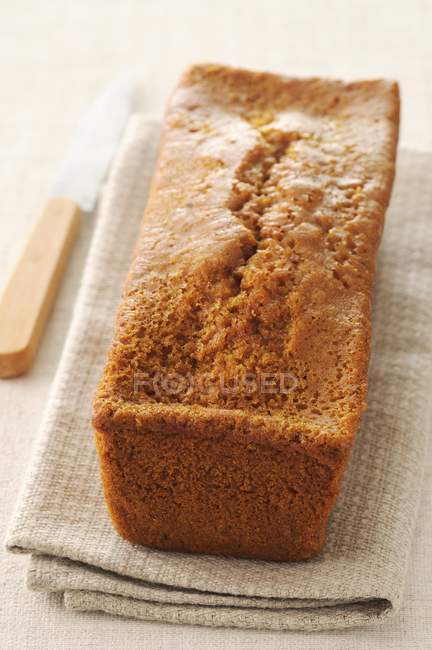 Pão de gengibre fresco na toalha — Fotografia de Stock
