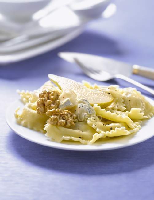 Ravioli pasta with gorgonzola and walnuts — Stock Photo