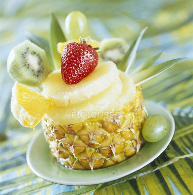 Ananas affettato sul piatto — Foto stock