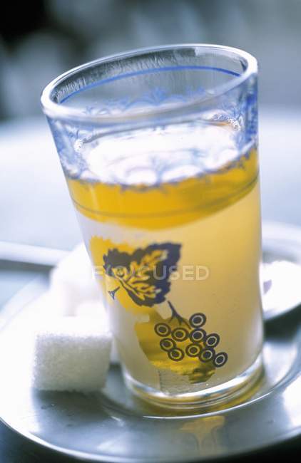 Thé à la menthe poivrée en verre — Photo de stock