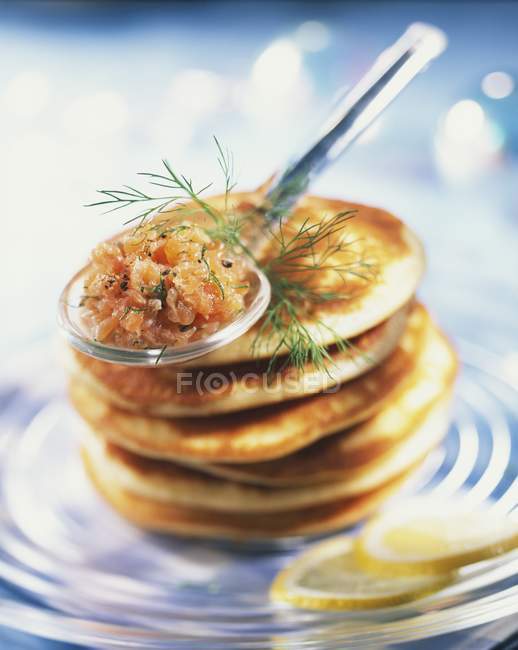 Tartare de saumon aux blinis — Photo de stock