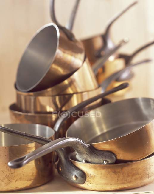 Vue rapprochée des poêles en cuivre en tas — Photo de stock