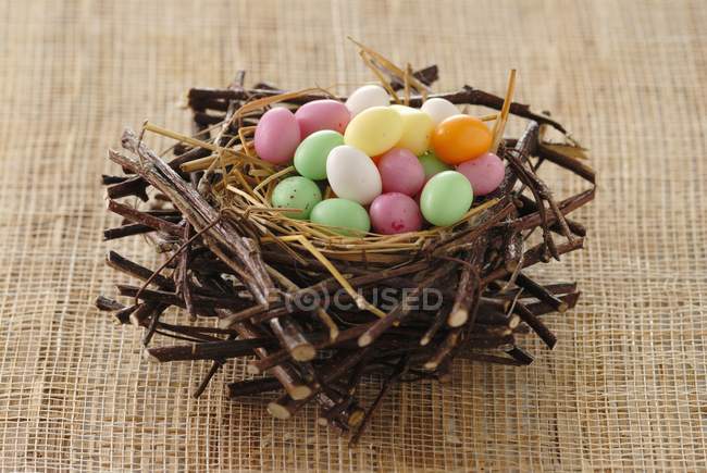 Nahaufnahme von bunten Ostereiern im Nest — Stockfoto