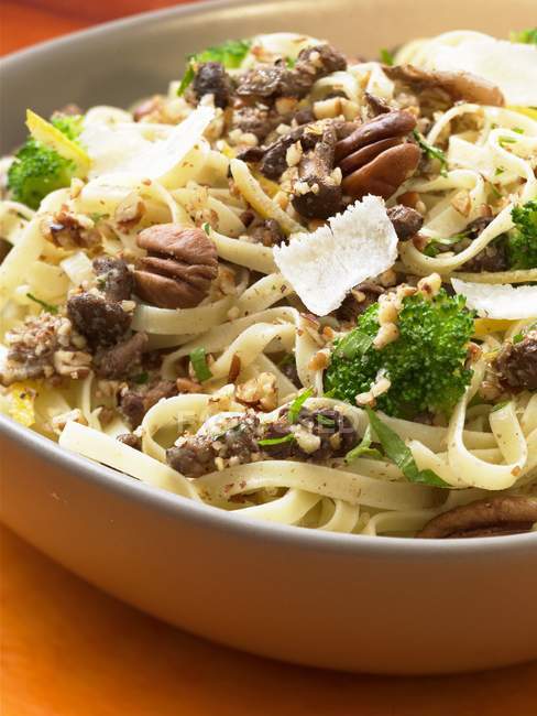 Tagliatelle pasta with pecun nuts and parmesan — Stock Photo