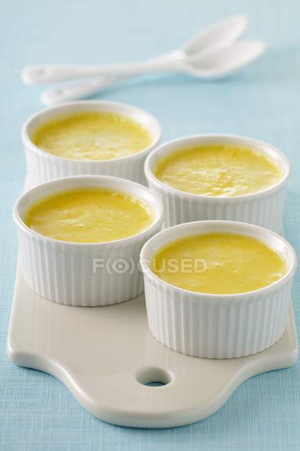 Crème anglaise aux œufs cuits au four — Photo de stock