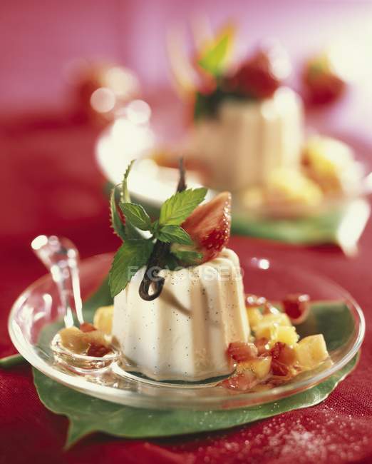 Десерт из ванильного крема — стоковое фото