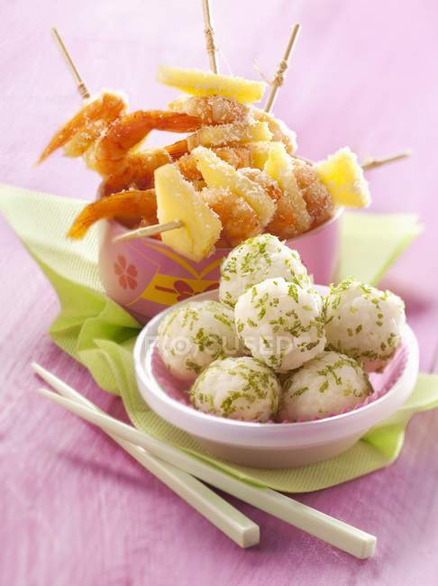 Brochettes and lime-flavored rice balls — Stock Photo