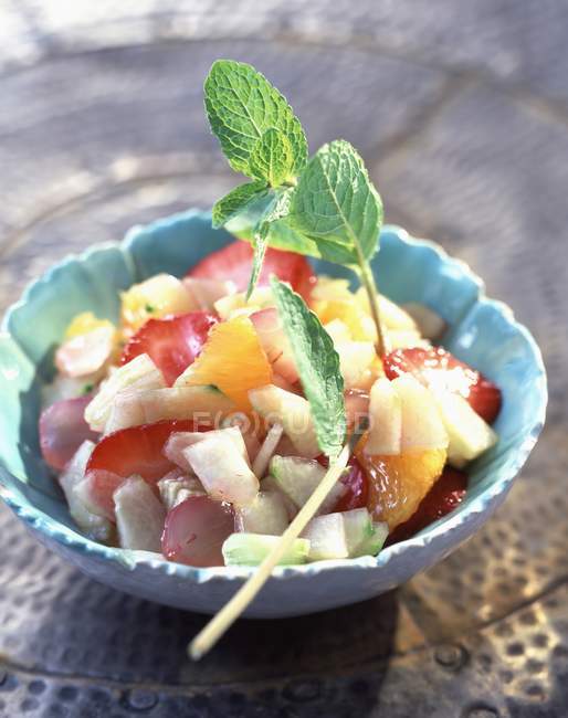 Salade de concombre et de fruits dans un bol — Photo de stock