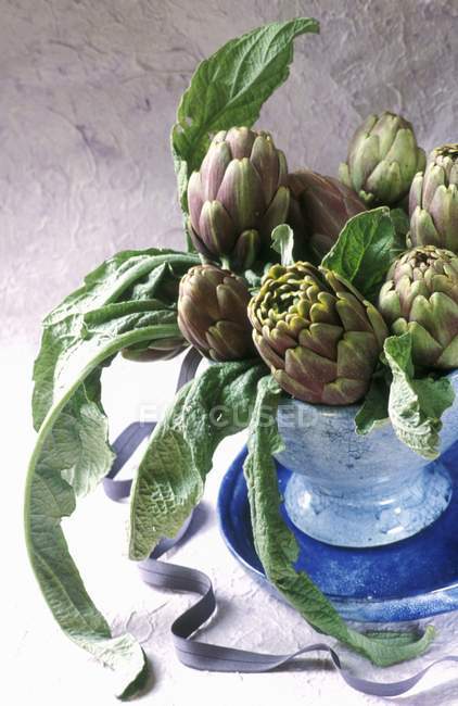 Poivrade artichokes in ceramic vase — Stock Photo