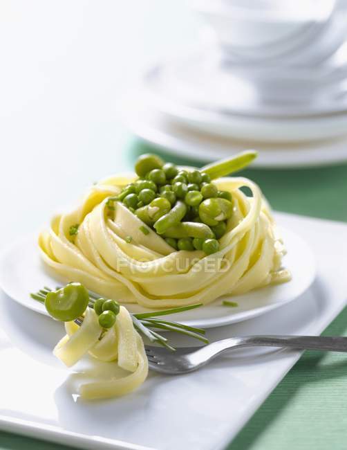 Tagliatelle pasta with green vegetables — Stock Photo