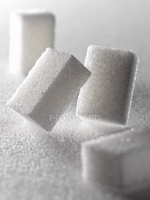 Visão de close-up de pedaços de açúcar em uma superfície branca — Fotografia de Stock