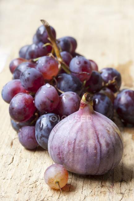 Fresh red grapes and fig — Stock Photo