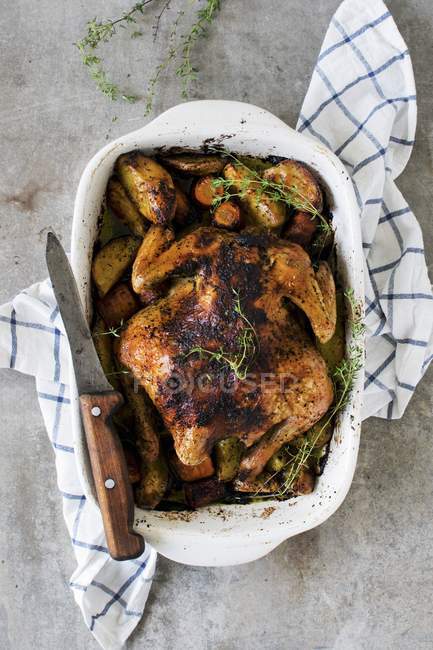 Roasted whole chicken with potatoes — Stock Photo