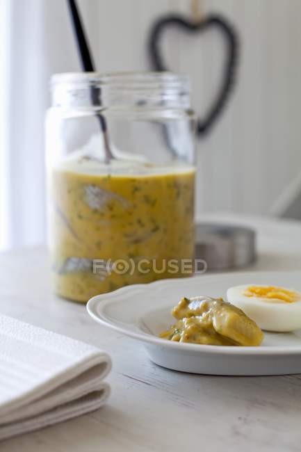 Natura morta con senape e salsa di aringhe e uovo sodo sul piatto — Foto stock