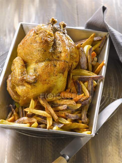 Pollo arrosto con diverse patatine aromatizzate — Foto stock
